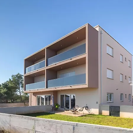Modern And Spacious Helena Near The Apartamento
