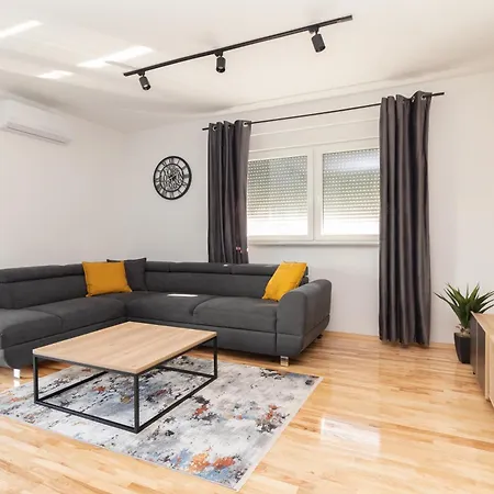 Modern And Spacious Helena Near The Apartamento
