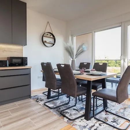 Modern And Spacious Helena Near The *