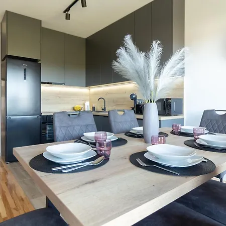 Modern And Spacious Helena Near The *