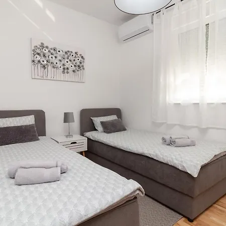 Modern And Spacious Helena Near The