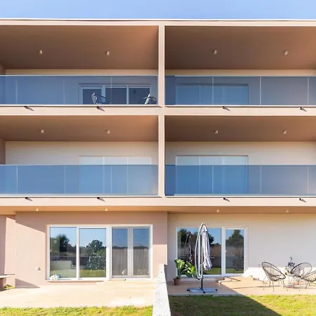 Modern And Spacious Helena Near The Apartamento *