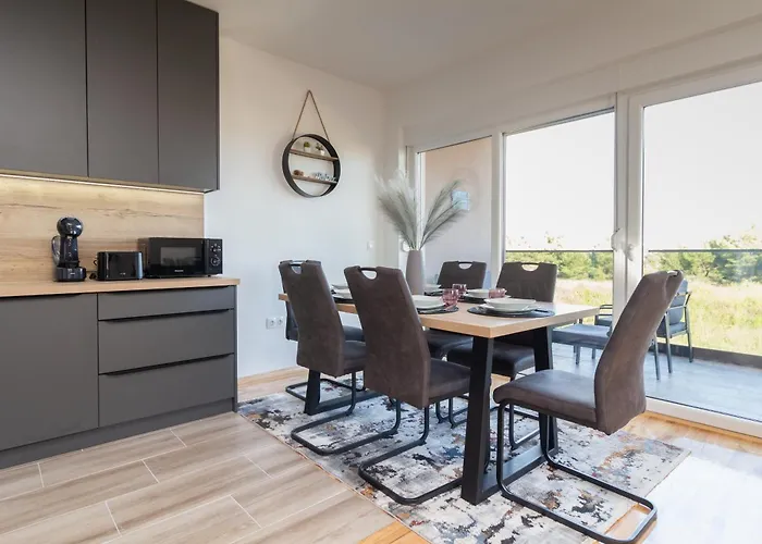 Modern And Spacious Helena Near The *