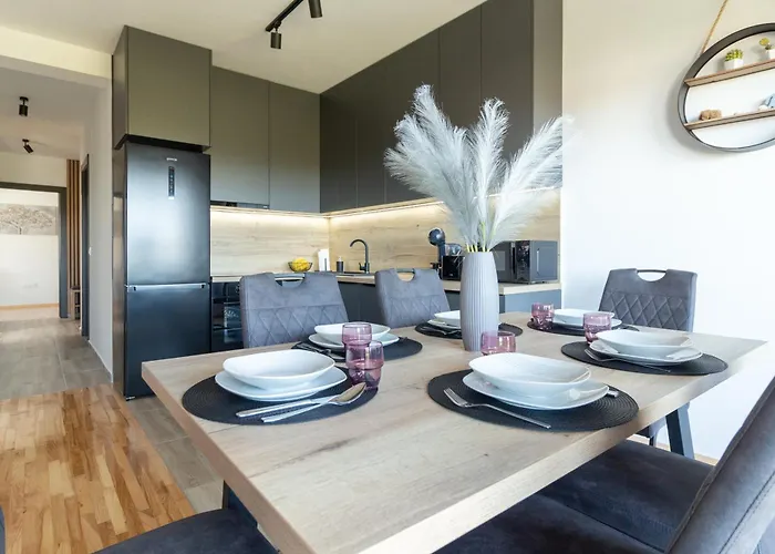 Modern And Spacious Helena Near The *