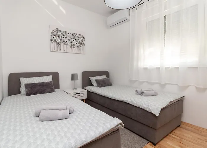 Modern And Spacious Helena Near The