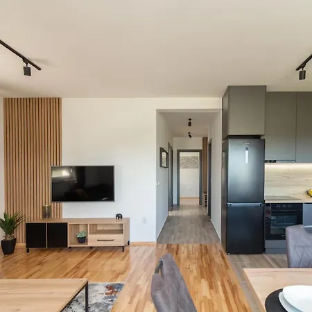 Modern And Spacious Helena Near The Appartamento *