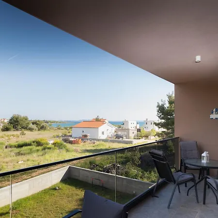 Modern And Spacious Helena Near The