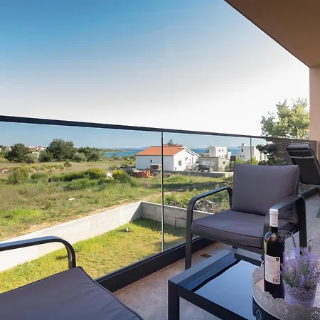 Modern And Spacious Helena Near The Apartman *