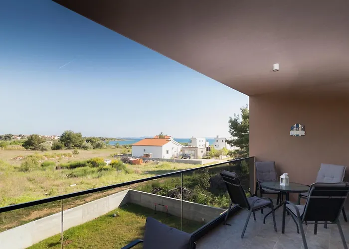 Modern And Spacious Helena Near The